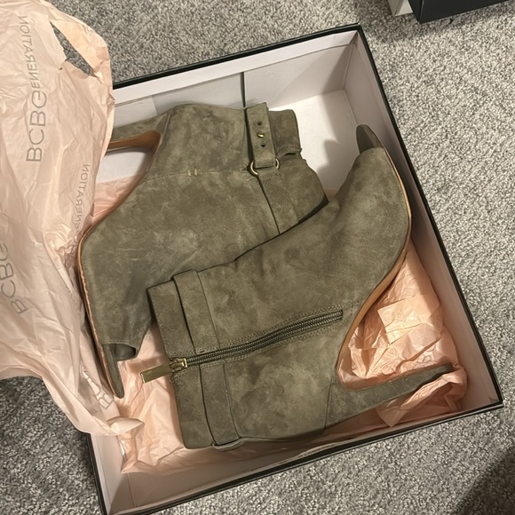 BCBGeneration Women Cassia Suede Peep Toe Booties Fatigue Green size 10 - Picture 6 of 9